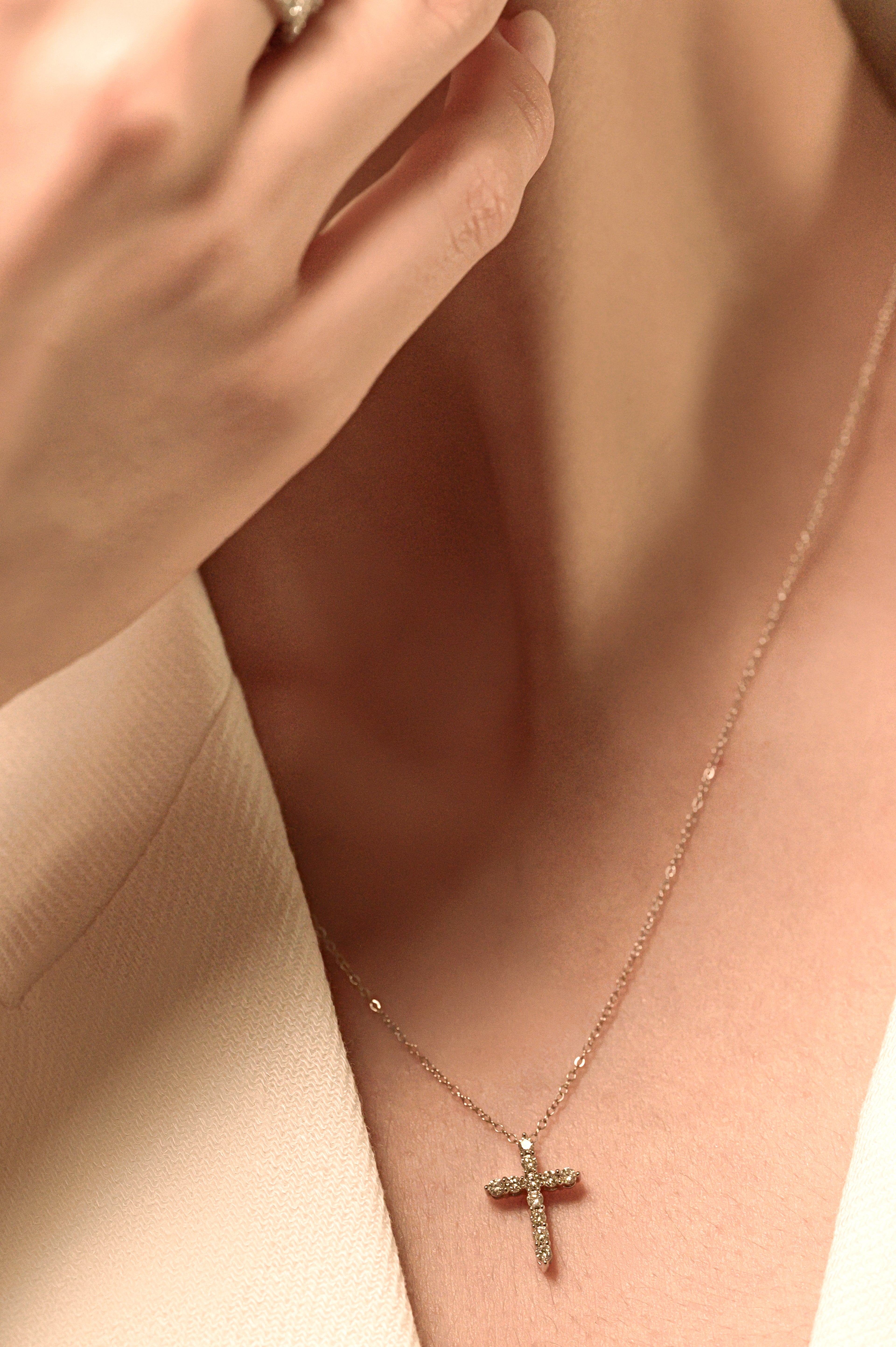 Collar con colgante cruz de diamantes