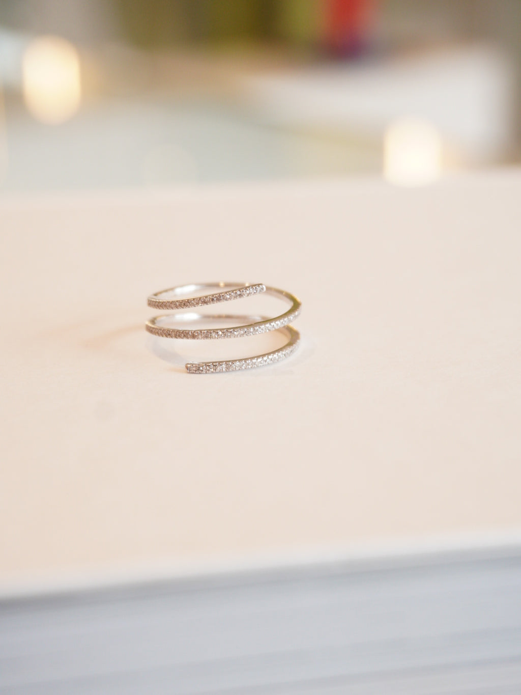 Anillo envolvente de diamantes