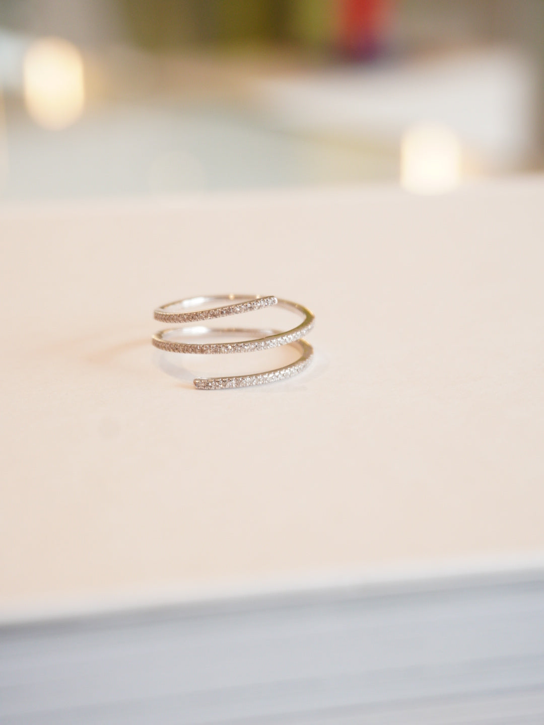 Anillo envolvente de diamantes