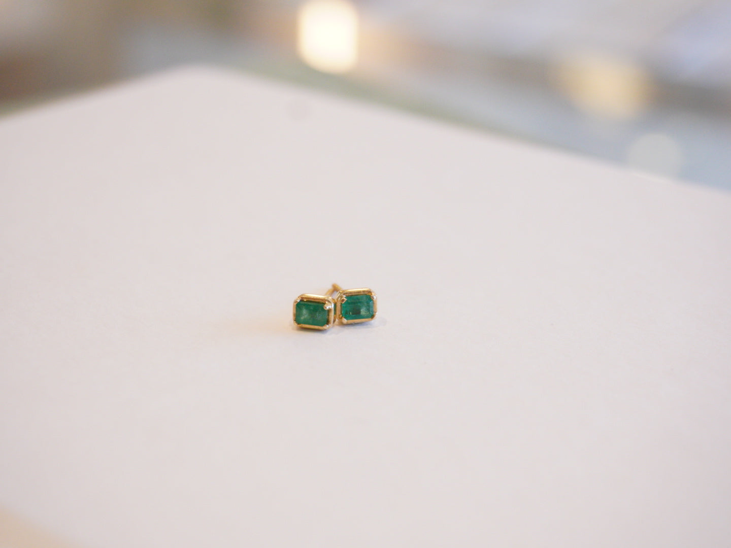 Studs Esmeraldas en Bisel